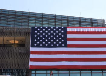 Ambasada e SHBA-së në Prishtinë nis përgatitjet për festën e 4 Korrikut, valëvit flamurin amerikan