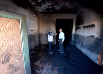 Kolonët izraelitë u vënë flakën xhamive dhe sulmojnë shtëpitë palestineze në Bregun Perëndimor