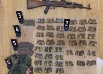 Policia sekuestron armë, municion dhe pajisje ushtarake në një shtëpi të pabanuar në Zubin Potok