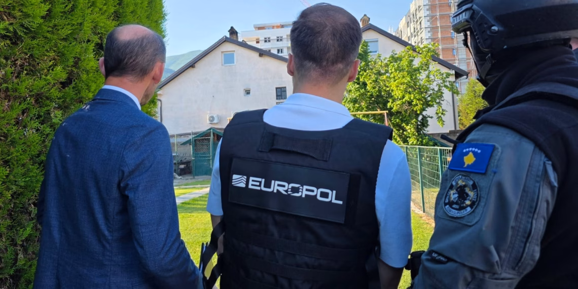 Operacionet “White Star” dhe “Mega”, të mbështetura nga FBI-ja dhe Europoli, çojnë në arrestimin e tetë personave