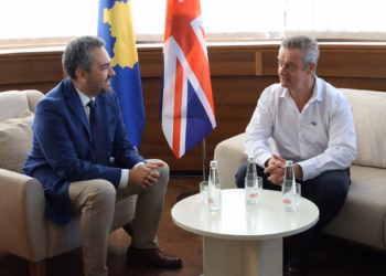 Ambasadori britanik viziton KQZ-në, vlerëson përgatitjet për procesin zgjedhor