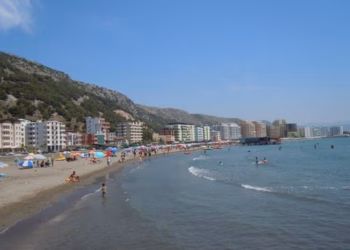 Ngjarje e rëndë në Shëngjin: Pesë të rinj u morën nga dallgët, dyshohet për viktima