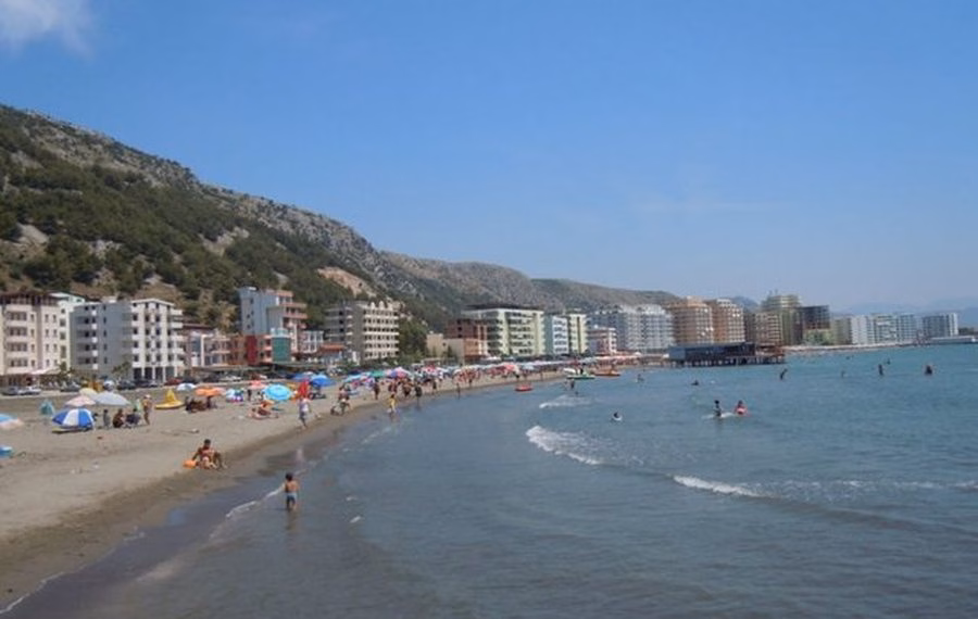 Ngjarje e rëndë në Shëngjin: Katër të rinj u morën nga dallgët, dyshohet për viktima