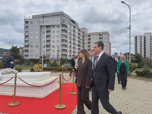 Kurti dhe Haxhiu nderojnë Rugovën, Demaçin dhe heronjtë e Kosovës