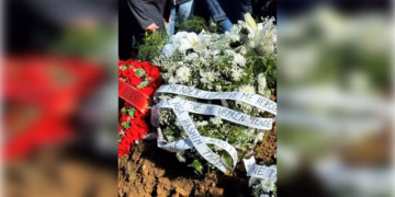 Kurora e Hashim Thaçit mbi varrin e Sahit Jasharit: U prehsh në paqe, hero i UÇK-së