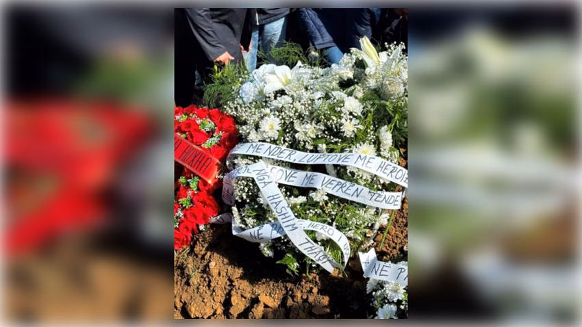 Kurora e Hashim Thaçit mbi varrin e Sahit Jasharit: U prehsh në paqe, hero i UÇK-së
