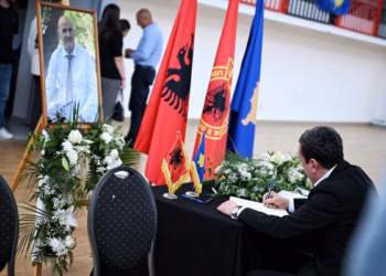 ​Kurti viziton për ngushëllime familjen e Sahit Jasharit