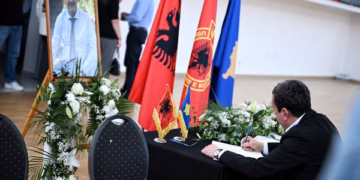 ​Kurti viziton për ngushëllime familjen e Sahit Jasharit