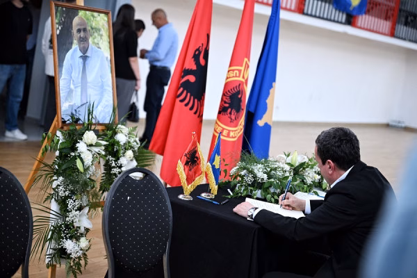 ​Kurti viziton për ngushëllime familjen e Sahit Jasharit