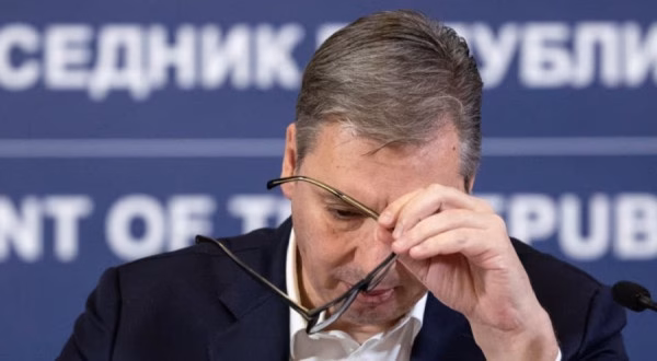 ​Aleksandër Vuçiq paralajmëron dorëheqjen pas protestave në Serbi