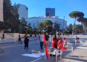 Protesta hyn në ditën e 21-të, demonstruesit kalojnë natën para Kryeministrisë