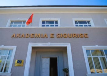 ​Helmohen studentë të Akademisë së Sigurisë në Shqipëri: Policia interviston kuzhinierët