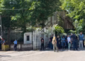 Arrestimi i kryetarit të Mitrovicës së Veriut, mediat serbe zbarkojnë para stacionit policor