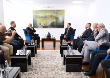 Kurti pret në takim komandantin Adem Shehi, e uron për dekoratën “Urdhri i Lirisë”