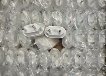 Dogana ndalon mbi 3,400 aksesorë telefonikë të dyshuar si produkte të falsifikuara Apple