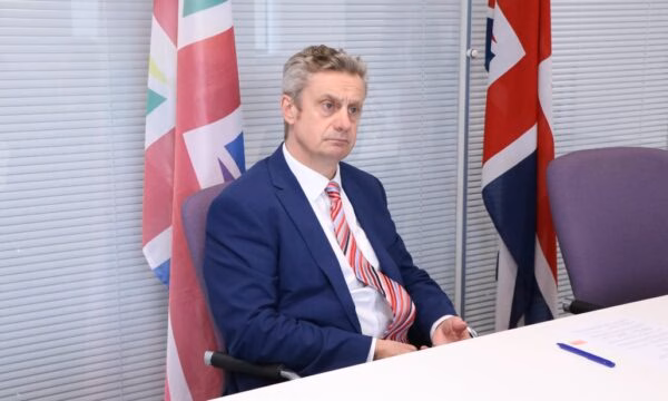 Hargreaves pas takimit me nënkryetaren e LVV-së: Partitë të refuzojnë gjuhën e urrejtjes, Kosovës i duhet presidenti pas zgjedhjeve
