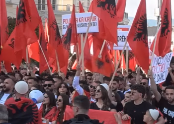 Protestë për gjuhën shqipe para Ambasadës së Maqedonisë së Veriut në Prishtinë