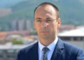 Simiq gjatë fushatës glorifikon simbolikën e konfliktit – ndan serbët në “patriotë” dhe “tradhtarë”
