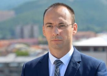 Simiq gjatë fushatës glorifikon simbolikën e konfliktit – ndan serbët në “patriotë” dhe “tradhtarë”