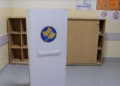 Dy çifte u kapën duke votuar në të njëjtën kabinë në Mamushë