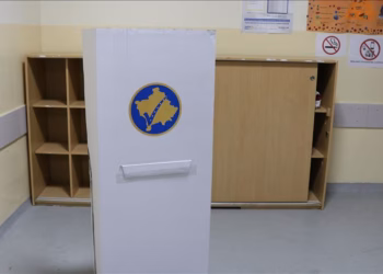 Dy çifte u kapën duke votuar në të njëjtën kabinë në Mamushë
