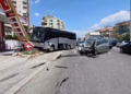 Aksident i rëndë në hyrje të Elbasanit, autobusi me fëmijë përplaset me një automjet