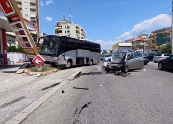 Aksident i rëndë në hyrje të Elbasanit, autobusi me fëmijë përplaset me një automjet