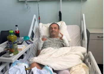 Sinan Vllasaliu aksidentohet me motor duke shkuar të këndojë në dasmën e Dua Lipës, familjarët japin detaje për gjendjen e tij