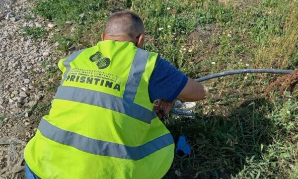 KRU “Prishtina” thirrje konsumatorëve që ujin e pijes mos ta përdorin për ujitje e mbushje të pishinave