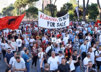 Protesta për Zvërnecin në ditën e njëmbëdhjetë në Tiranë