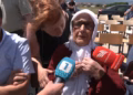 Nëna e heroit Ali Ajeti e emocionuar pas zbulimit të pllakës përkujtimore, në Shtedim të Podujevës