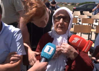 Nëna e heroit Ali Ajeti e emocionuar pas zbulimit të pllakës përkujtimore, në Shtedim të Podujevës