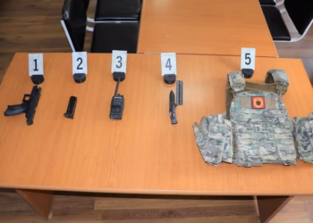 Policia në Pejë sekuestron armë e municion, gjashtë persona përfundojnë në pranga