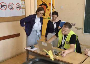 Palatova viziton qendrat e votimit në Prishtinë e Graçanicë, thotë se procesi po zhvillohet i qetë
