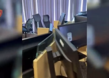Mashtrim përmes call centerave në Tiranë, arrestohen 7 persona, procedohen 27 të tjerë