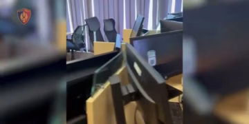 Mashtrim përmes call centerave në Tiranë, arrestohen 7 persona, procedohen 27 të tjerë
