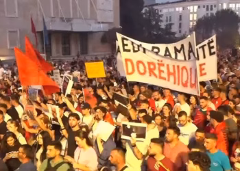 Thirrje të forta në protestën në Tiranë, kërkohet dorëheqja e Ramës dhe Berishës