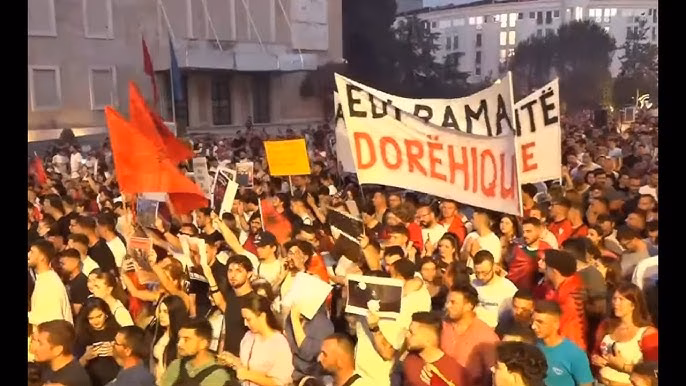 Thirrje të forta në protestën në Tiranë, kërkohet dorëheqja e Ramës dhe Berishës
