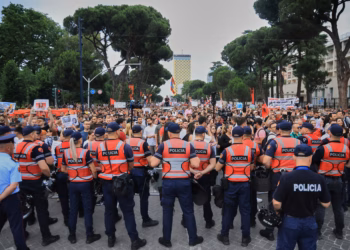 Protestat në Shqipëri në fokusin e mediave botërore si përplasje për mjedisin dhe transparencën