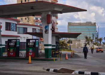 Çmimi i naftës bie në nivelet e para luftës me Iranin