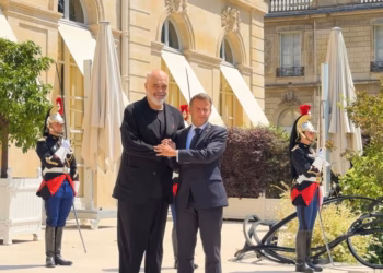 Rama nis vizitën zyrtare në Paris, pritet nga Macroni në Pallatin Elysee