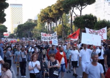 Protesta në Tiranë në ditën e 18-të, risi fjalimet e të moshuarve