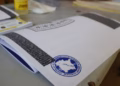 Në Shtime, qytetari dëmton fletëvotimin dhe tenton të votojë edhe në emër të bashkëshortes
