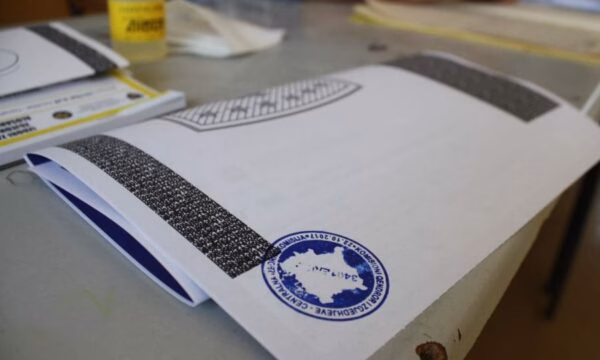 Në Shtime, qytetari dëmton fletëvotimin dhe tenton të votojë edhe në emër të bashkëshortes