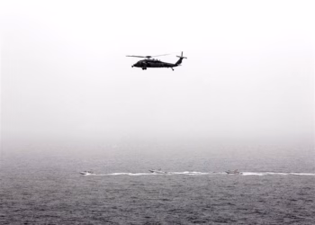 Shpëtohet ekuipazhi i helikopterit sulmues amerikan që u rrëzua pranë Ngushticës së Hormuzit