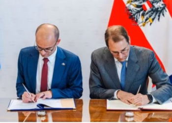 Kosova dhe Austria firmosin marrëveshje: Familjarët e diplomatëve do të kenë të drejtë pune