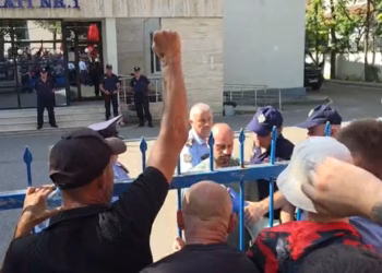 Pas disa orësh në Komisariat, lirohen disa nga të arrestuarit në protestën para Kuvendit të Shqipërisë