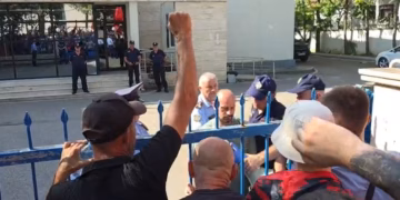 Pas disa orësh në Komisariat, lirohen disa nga të arrestuarit në protestën para Kuvendit të Shqipërisë