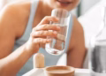 Çfarë mund të bëjë pirja e një gote uji në mëngjes për energjinë dhe tretjen tuaj