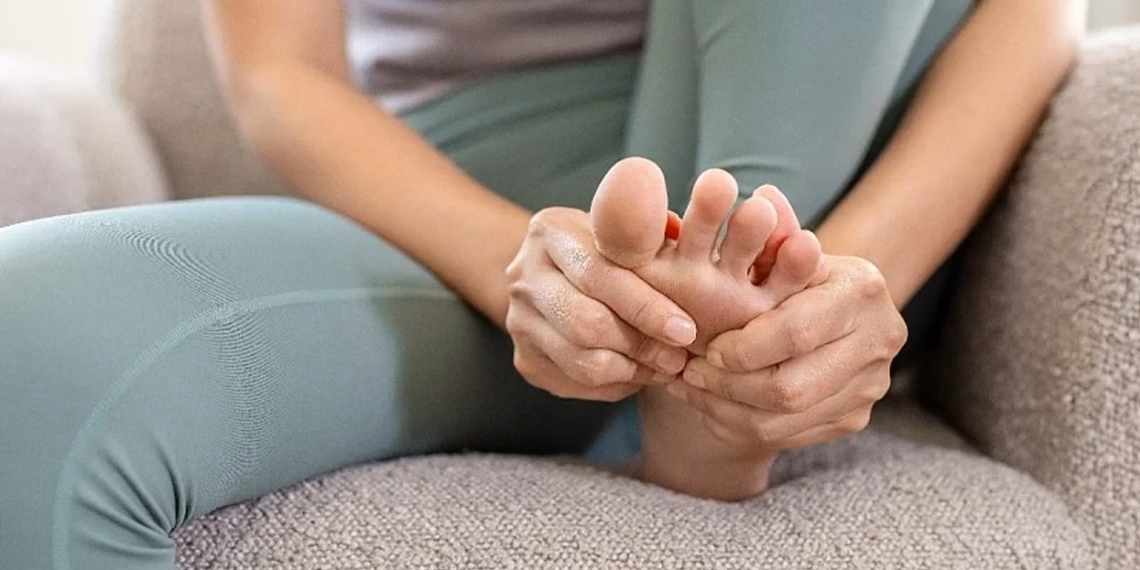 A ndjeni dhimbje në këmbë pasi ngriheni? Ja çfarë e shkakton atë